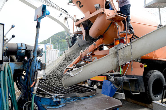 ポンプ打ち風景（橋梁）